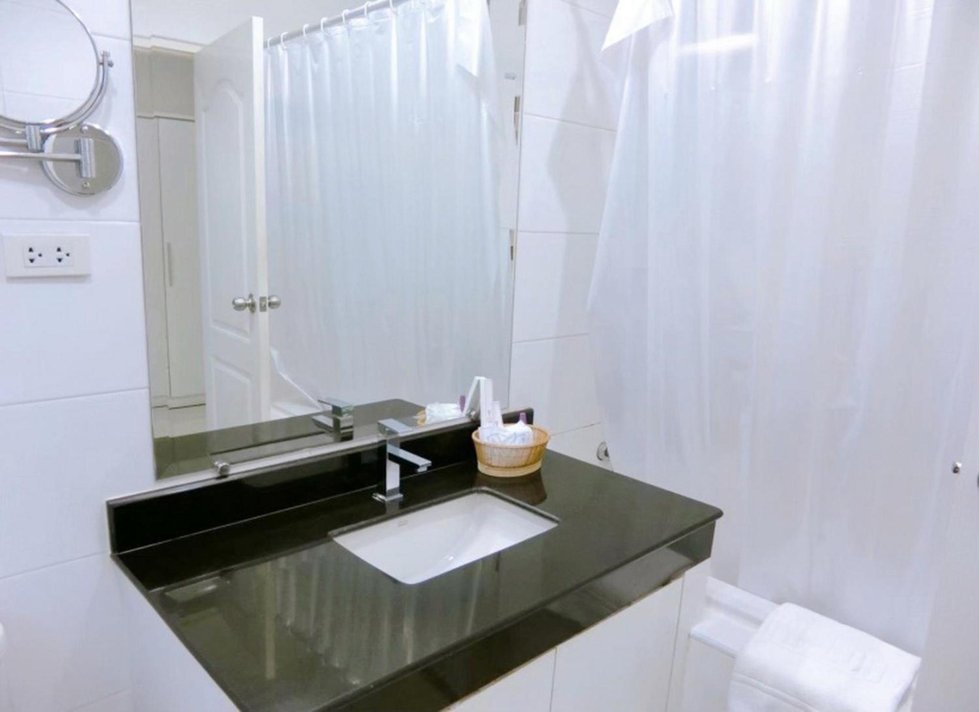 V Verve Service Apartment Hotel Chachoengsao Zimmer foto
